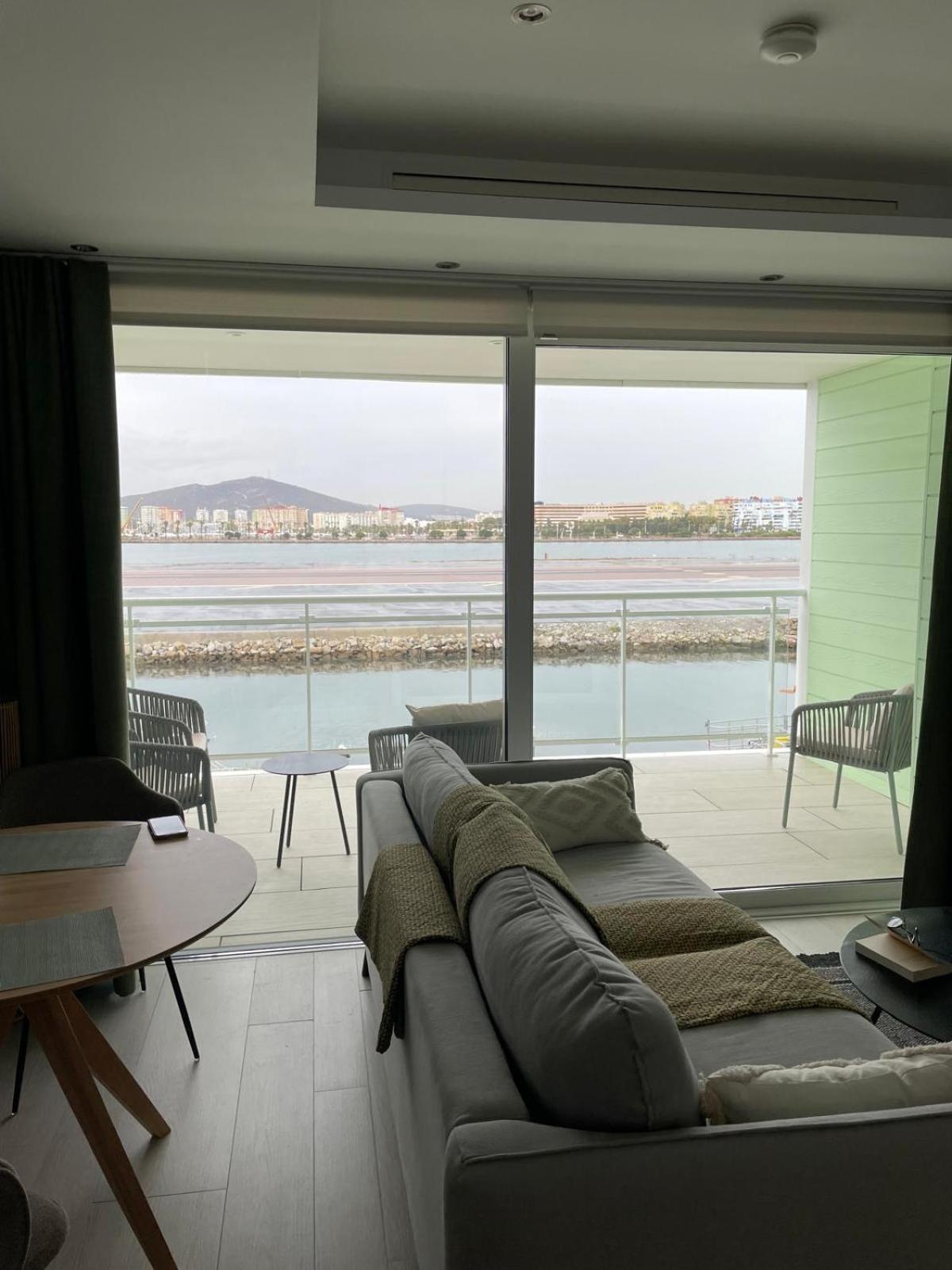 Marina Club Luxury Private Studio With Pool And Incredible Views غيبرالتار المظهر الخارجي الصورة