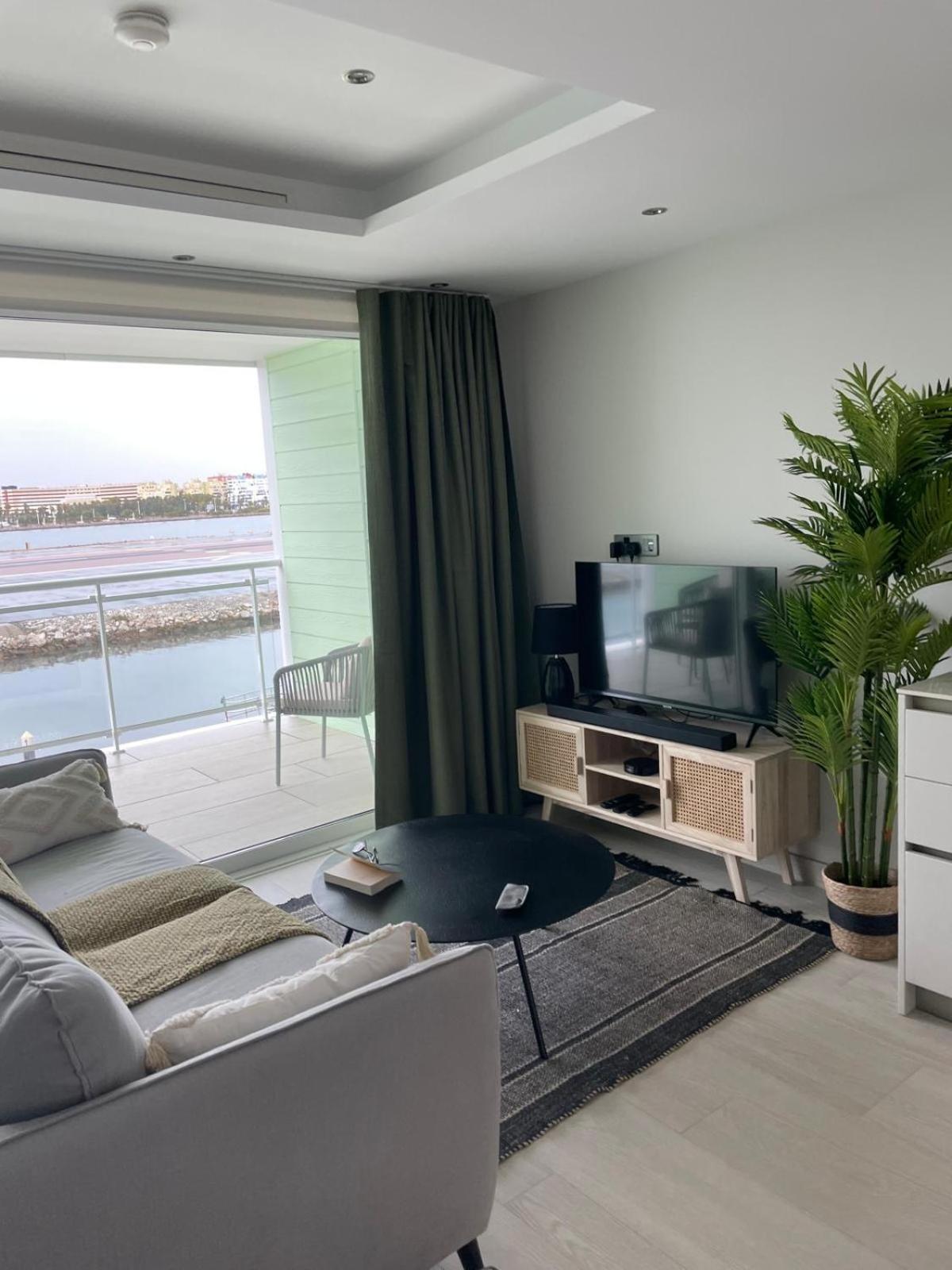 Marina Club Luxury Private Studio With Pool And Incredible Views غيبرالتار المظهر الخارجي الصورة