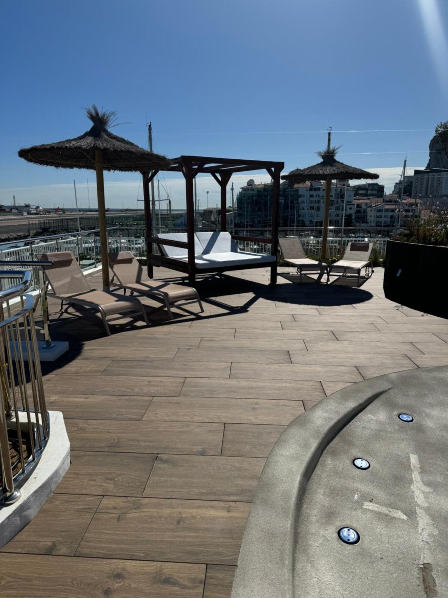 Marina Club Luxury Private Studio With Pool And Incredible Views غيبرالتار المظهر الخارجي الصورة